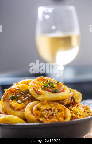 Brötchen Blätterteig mit Schinken Speck Käse Sesam im Gericht Stockfoto