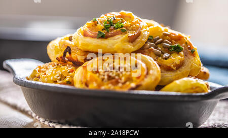 Brötchen Blätterteig mit Schinken Speck Käse Sesam im Gericht Stockfoto