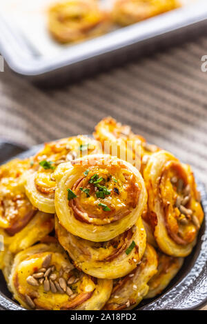 Brötchen Blätterteig mit Schinken Speck Käse Sesam im Gericht Stockfoto
