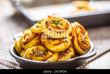 Brötchen Blätterteig mit Schinken Speck Käse Sesam im Gericht Stockfoto