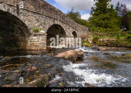 Steinbogenbrücke bei Postbridge in Dartmoor, Devon, England Stockfoto