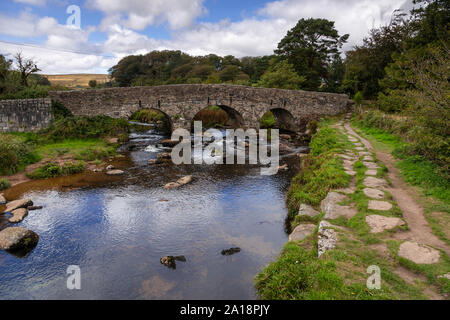 Steinbogenbrücke bei Postbridge in Dartmoor, Devon, England Stockfoto