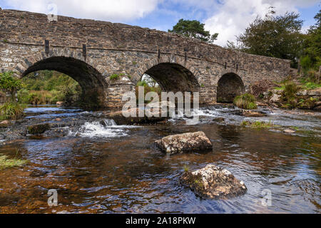 Steinbogenbrücke bei Postbridge in Dartmoor, Devon, England Stockfoto