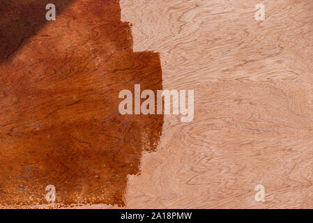 Farbe pinselstrichen auf Holzbrett Stockfoto