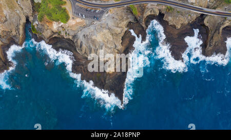 Eine Drohne auf der Lanai Lookout und Kahauloa Cove in Honolulu, Hawaii, USA Stockfoto