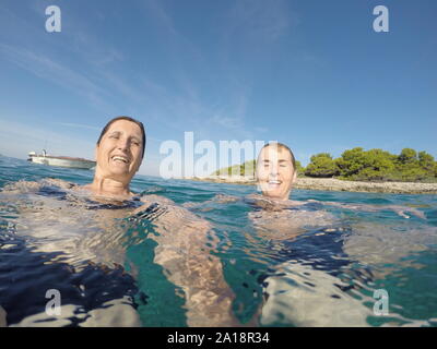 Zwei Frauen schwimmen im klaren, blauen Adria Stockfoto