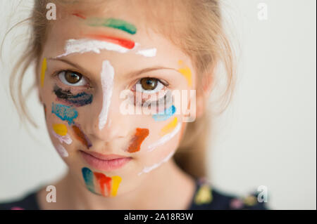 Schöne portrait von wenig kaukasische Mädchen Gesicht mit bunten Anstrich auf Ihr Stockfoto