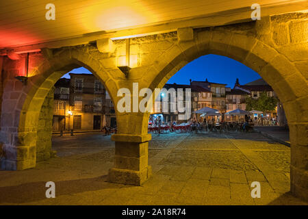 Bögen auf Praça de Santiago Guimarães Portugal Stockfoto