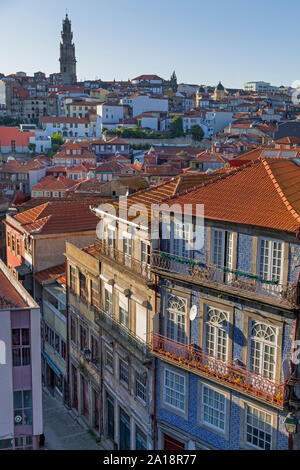 Blick auf Barredo Bezirk und Clerigos Turm Porto Portugal Stockfoto