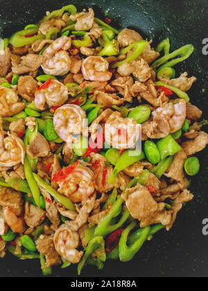 Rühren gebratene stinken Bean (Parkia speciosa) mit Garnelen und Schweinefleisch oder Pad Sa - in Thai. Stockfoto