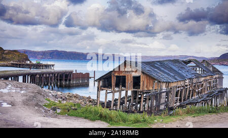 Pier und Wasser im Dorf Teriberka, Russland Stockfoto