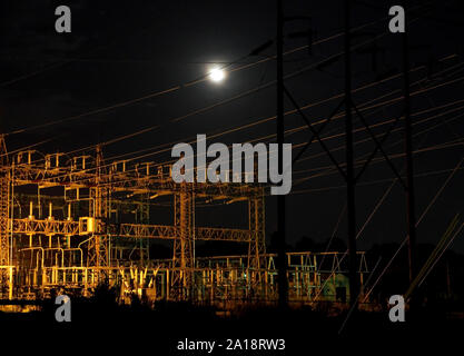 Berlin CT USA. Apr 2019. Elektrische Unterstation in einem Vollmond Nacht. Stockfoto