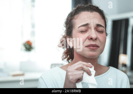 Frau schreien während man allergisch auf viel Staub zu Hause Stockfoto