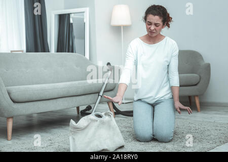 Hausfrau Gefühl allergisch gegen Staub aus dem Staubsauger Stockfoto