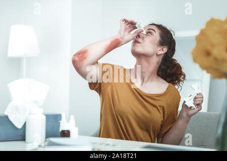 Frau mit Selbstmedikation bei starker Allergie Stockfoto