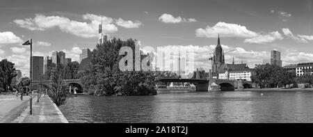 Blick auf die Skyline und den Main in Schwarz und Weiß Frankfurt Deutschland Stockfoto