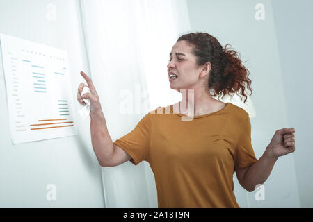 Curly rothaarige Frau allergene Studieren für Ihren Körper Stockfoto