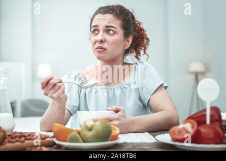 Curly Frau mit Hautausschlag, Allergie gegen bestimmte Lebensmittel Stockfoto