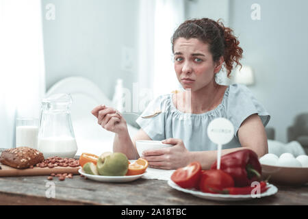 Grünäugige Frau mit gemeinsamen Allergene in Lebensmitteln Stockfoto