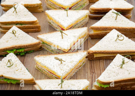 Koscheres Catering Hintergrund. Lebensmittelindustrie. Schieberegler Hintergrund. Vegan, Schieber, Schinken und Gemüse Schieberegler. Buffet essen für Party Catering. Stockfoto