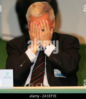 Bochum, Deutschland. 21 Okt, 2004 firo Fußball, Fußball Politik Sport Politik DFB-Bundestag 2004 21.10.2004 Deutscher Fußball-Bund DFB-Präsident Theo Zwanziger nachdenklich enttäuscht Copyright firo sportphoto: Pfefferackerstrasse 2a 45894 Gelsenkirchen Mail@firosportphoto.de (Volksbank Bochum-Witten) BLZ.: 430 601 29 Kt. Nr.: 341 117 100 Tel.: 0209 9304402 Fax: 0209 9304443 | Verwendung der weltweiten Kredit: dpa/Alamy leben Nachrichten Stockfoto