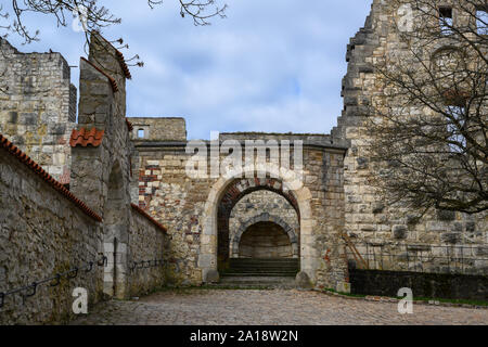 Innenhof im Schloss Hellenstein Ruine auf dem Hügel von Heidenheim an der Brenz in Süddeutschland vor einem blauen Himmel mit Wolken, kopieren Raum Stockfoto