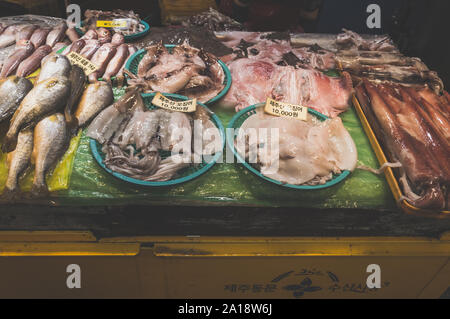 In Jeju, Südkorea, September 04, 2019: frische Meeresfrüchte und Fische verkaufen an einem der Stände an der Jeju Dongmun Markt Stockfoto