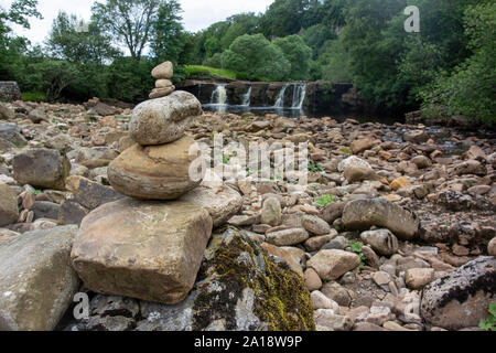 Stein Stapelung bei Wainwath fällt in den Yorkshire Dales National Park, Großbritannien. Stockfoto