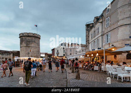 La Rochelle, Frankreich - 7 August, 2018: die Menschen an belebten Straße mit Restaurants in der Nähe des Old Port. Stockfoto