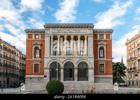 Madrid, Spanien - 2 November, 2018: Außenansicht von Cason Der Buen Retiro gegen den blauen Himmel. Es ist ein Gebäude aus dem 17. Jahrhundert in Madrid, ursprünglich ein Wi Stockfoto