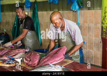 Male, Malediven - November 16, 2017: Männer bereitet frischen Fisch (Thunfisch) zum Verkauf auf dem Fischmarkt in der Stadt und der Insel Male, die Hauptstadt der Malediven Stockfoto