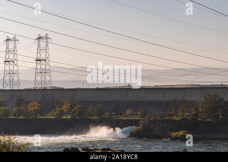 Seitliche abflußkanal von The Dalles Dam auf dem Columbia River Stockfoto