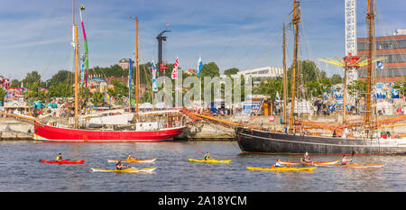 Panorama von Kanus im Hafen von Kiel während der Kieler Woche Stockfoto