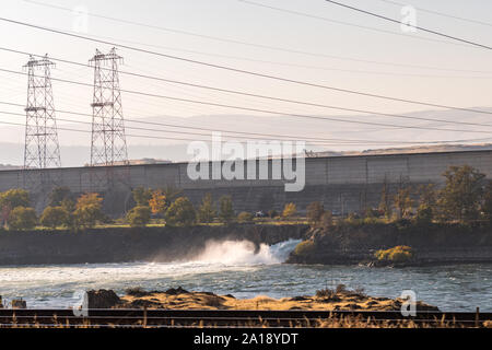 Seitliche abflußkanal von The Dalles Dam auf dem Columbia River Stockfoto