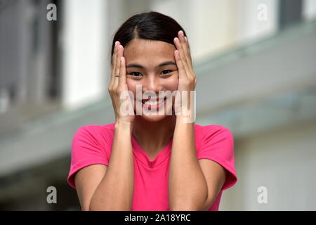 Einen überraschten junge Filipina Person Stockfoto