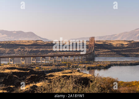 Sonnenuntergang Blick auf die dalles Brücke über den Columbia River, Washington und Oregon states trennt Stockfoto