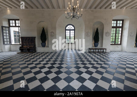 Europa Frankreich Chenonceaux: 2019-07 das Innere der Medici Galerie im Schloss Chenonceau. Es ist 60 Meter lange Schachbrettmuster gefliesten Boden. Einmal Stockfoto