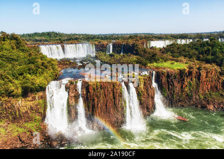 Boot in Iguazu Wasserfälle, Foz do Iguaçu, Nationalpark Iguazú, Paraná, Brasilien Stockfoto