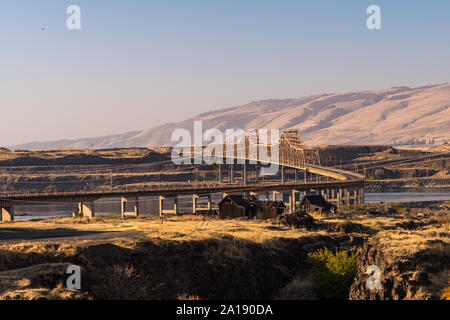 Sonnenuntergang Blick auf die dalles Brücke über den Columbia River, Washington und Oregon states trennt Stockfoto