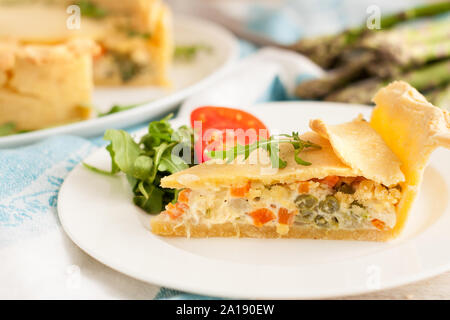 Glutenfreie Türkei Pot Pie mit Spargel und Möhren. Gesunde hausgemachte Backwaren Stockfoto