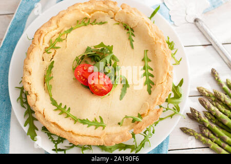 Glutenfreie Türkei Pot Pie mit Spargel und Möhren. Gesunde hausgemachte Backwaren Stockfoto