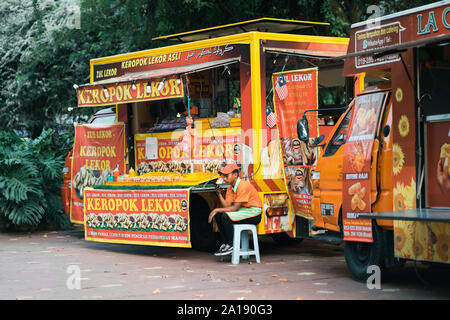 Putrajaya, Malaysia - 6. September 2019: Essen Menü Fahrzeug mit malaysischen gebratenen Nahrungsmitteln. Stockfoto