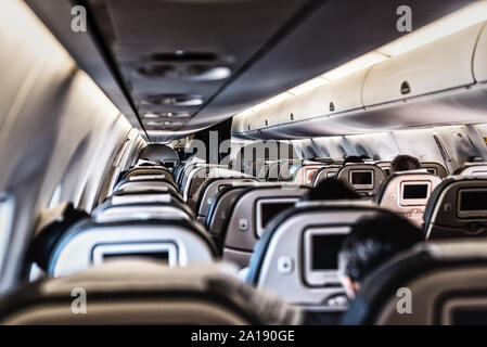 Kabine, Sitze mit Bildschirmen. Stockfoto