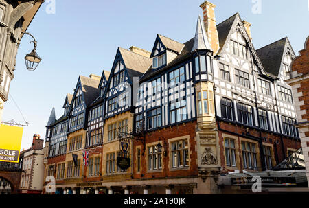 Die Chester Grosvenor Hotel, das im traditionellen Tudor Stil bauen. Panoramabild aus 2 Schüsse. Stockfoto