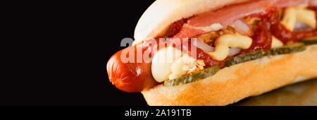 Hotdog in der rechten unteren Ecke für Stockfoto