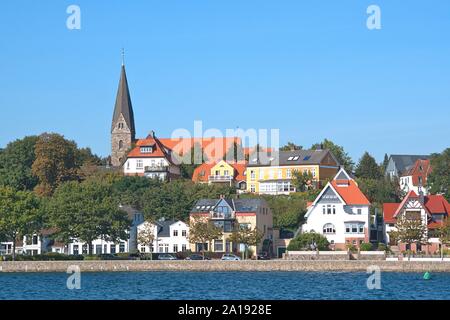 Eckernförde, Deutschland. 23 Sep, 2019. 23.09.2019, Blick über den Hafen von Eckernförde aus Schiffbrucke mit Blick auf das andere Ufer am Vogelsang mit der Borbyer Kirche, einem börsennotierten steinerne Kirche in Borby. Besten herbst Wetter Anfang Herbst in der Ostsee Resort. | Verwendung der weltweiten Kredit: dpa/Alamy leben Nachrichten Stockfoto