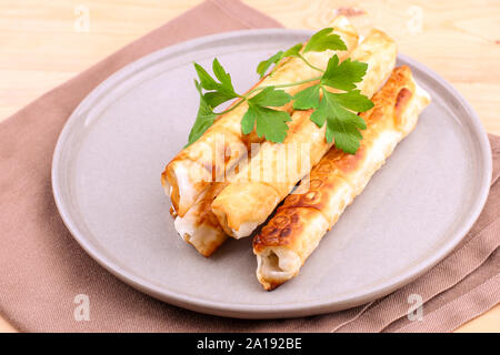 Traditionelles türkisches Gebäck sigara Borek - Frittierte pies mit dem Frischkäse und Petersilie. Stockfoto