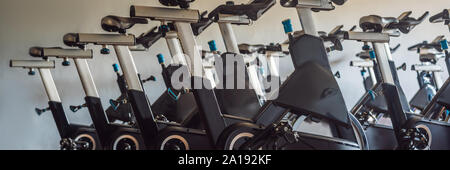 Aerobic spinning Heimtrainer Fitnessraum mit vielen in einer Reihe BANNER, LANGE FORMAT Stockfoto