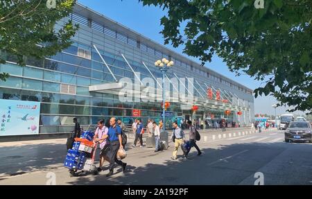 (190925)-BEIJING, Sept. 25, 2019 (Xinhua) - Passagiere vorbei an der Ankunftshalle des Nanyuan Airport in Peking, der Hauptstadt von China, Sept. 25, 2019. Beijing Nanyuan Airport, der älteste Flughafen in China, wird in Kürze der Öffentlichkeit nicht mehr. Zivile Luftfahrt Airlines in die Neue daxing International Airport, der am Mittwoch in Betrieb gesetzt wurde. Die nanyuan Airport, das 1910 eröffnet wurde, hat lange als kommerzielle und militärische Flughafen. Es war der Knotenpunkt von China United Airlines seit 1986 nach dem Militär seit Jahrzehnten. (Xinhua / Li Xin) Stockfoto