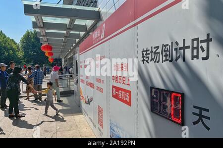 (190925)-BEIJING, Sept. 25, 2019 (Xinhua) - Foto auf Sept. 25, 2019 zeigt eine board Kennzeichnung der Countdown bis zur Stillegung des Betriebs von nanyuan Airport am Flughafen in Peking, der Hauptstadt von China. Beijing Nanyuan Airport, der älteste Flughafen in China, wird in Kürze der Öffentlichkeit nicht mehr. Zivile Luftfahrt Airlines in die Neue daxing International Airport, der am Mittwoch in Betrieb gesetzt wurde. Die nanyuan Airport, das 1910 eröffnet wurde, hat lange als kommerzielle und militärische Flughafen. Es war der Knotenpunkt von China United Airlines seit 1986 nach der militärischen fo Stockfoto